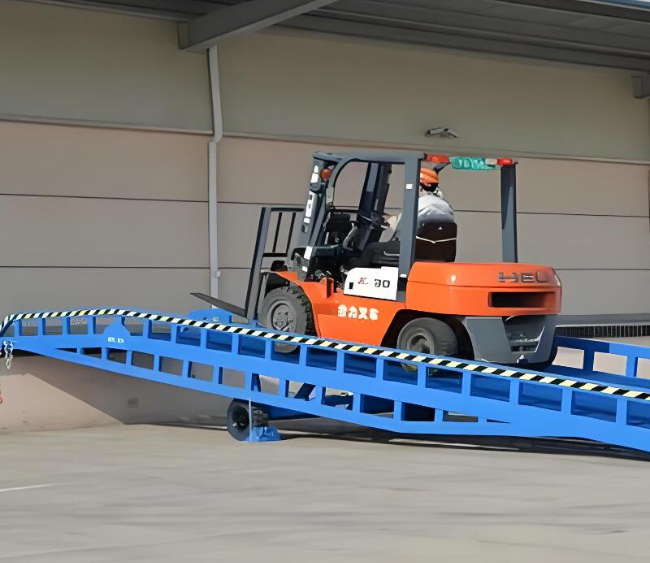 兴平移动式卸货平台（叉车用）